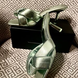New Rocco D'Amelio Shimmering Green Heels. Slip on Sandals. Sz 8.
